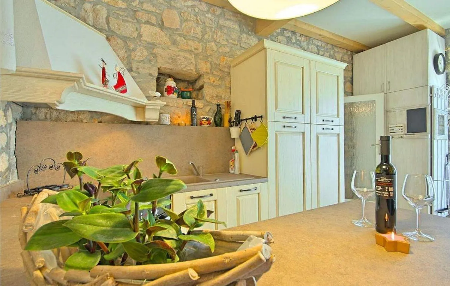 Rustikales Steinhaus Nur 300 Meter Zum Strand Mit Meerblick, Grill, Terrasse Vrsar 0*,  Croatia