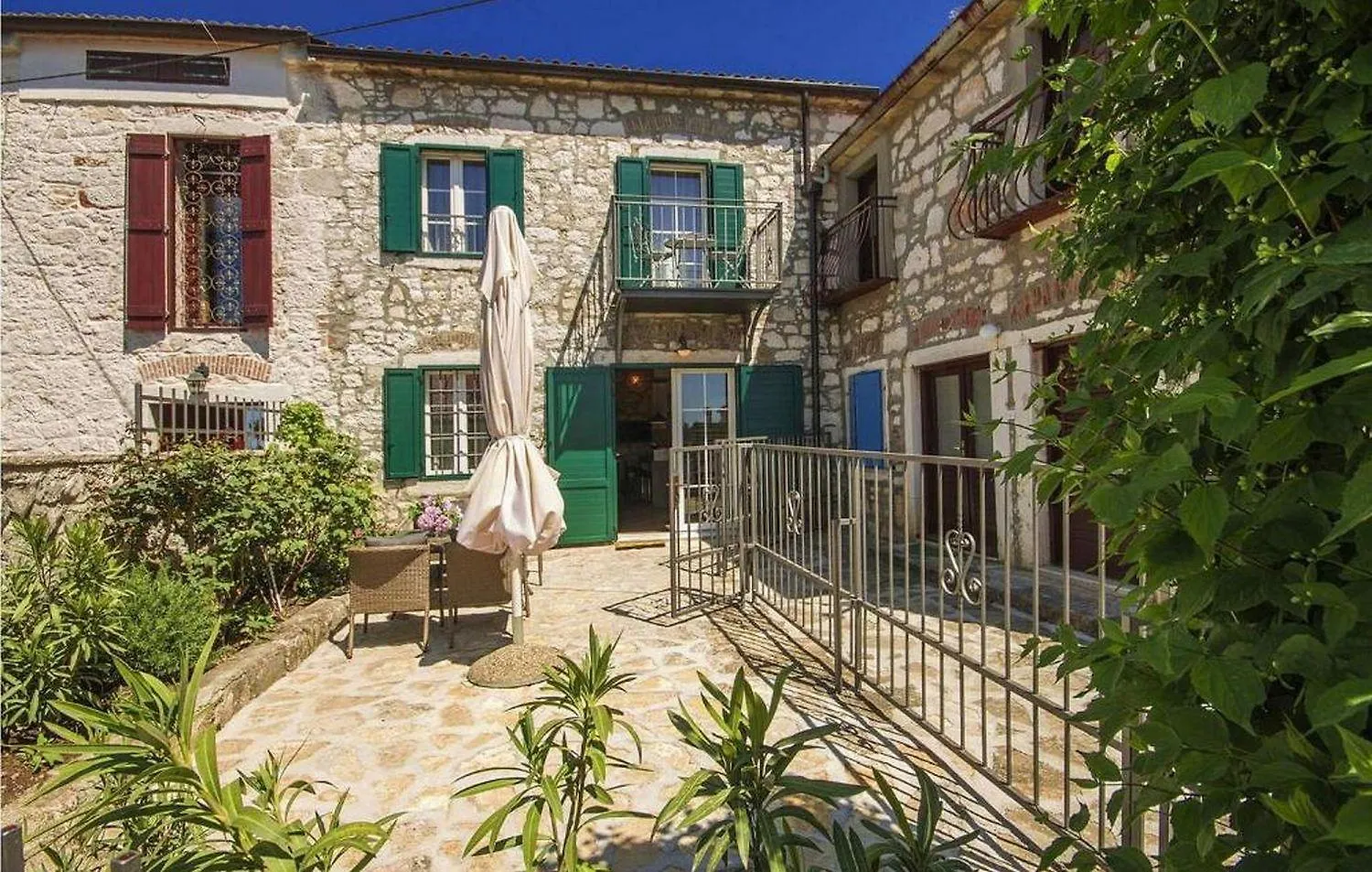 Rustikales Steinhaus Nur 300 Meter Zum Strand Mit Meerblick, Grill, Terrasse Vrsar 0*,  Croatia