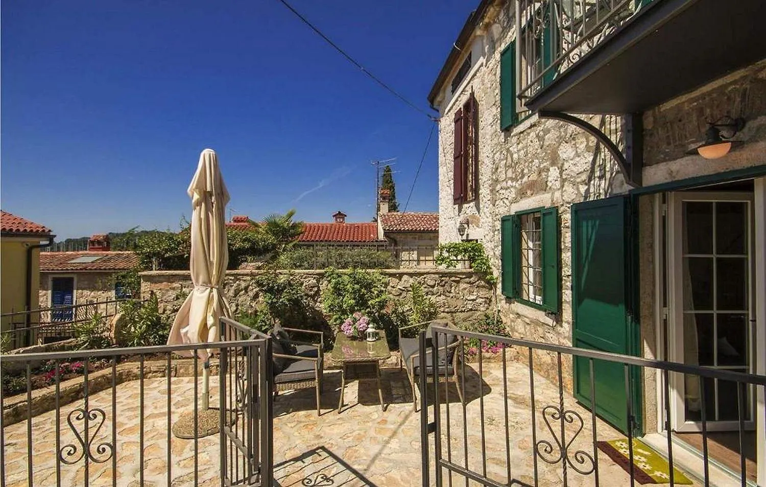 Rustikales Steinhaus Nur 300 Meter Zum Strand Mit Meerblick, Grill, Terrasse Vrsar 0*,  Croatia
